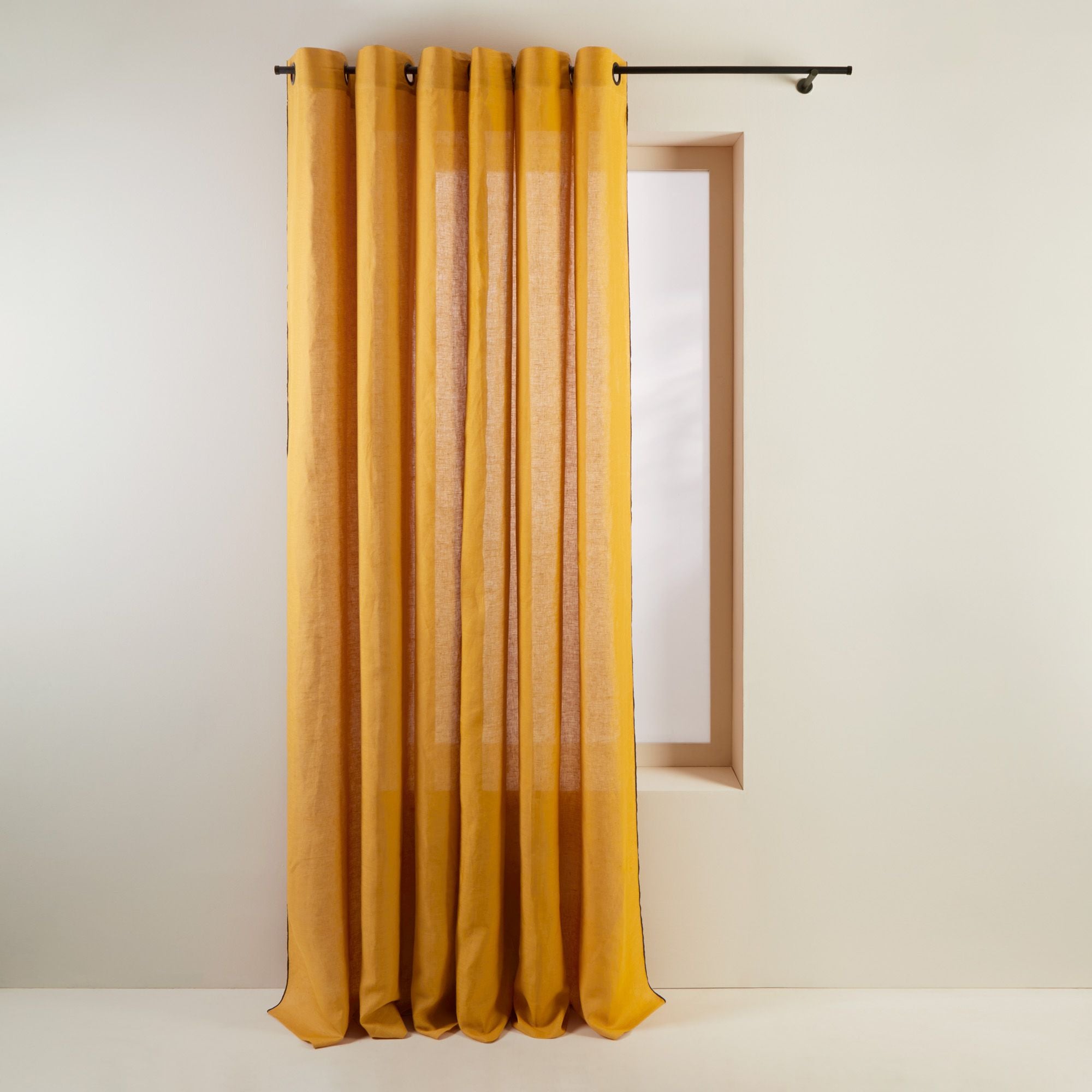 Rideau à oeillets noirs CARLINA ocre et bourdon noir