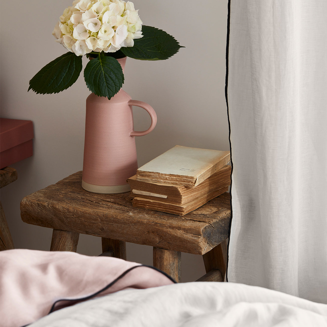 Rideau à oeillets noirs CARLINA calcaire et bourdon noir