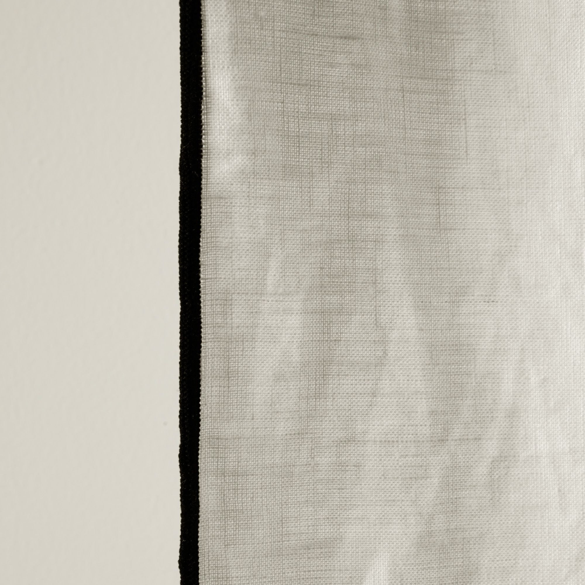 Rideau à oeillets noirs CARLINA calcaire et bourdon noir