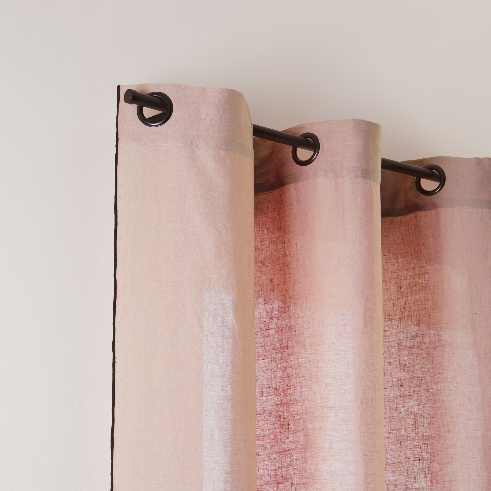 Rideau à oeillets noirs CARLINA rose poudré et bourdon noir