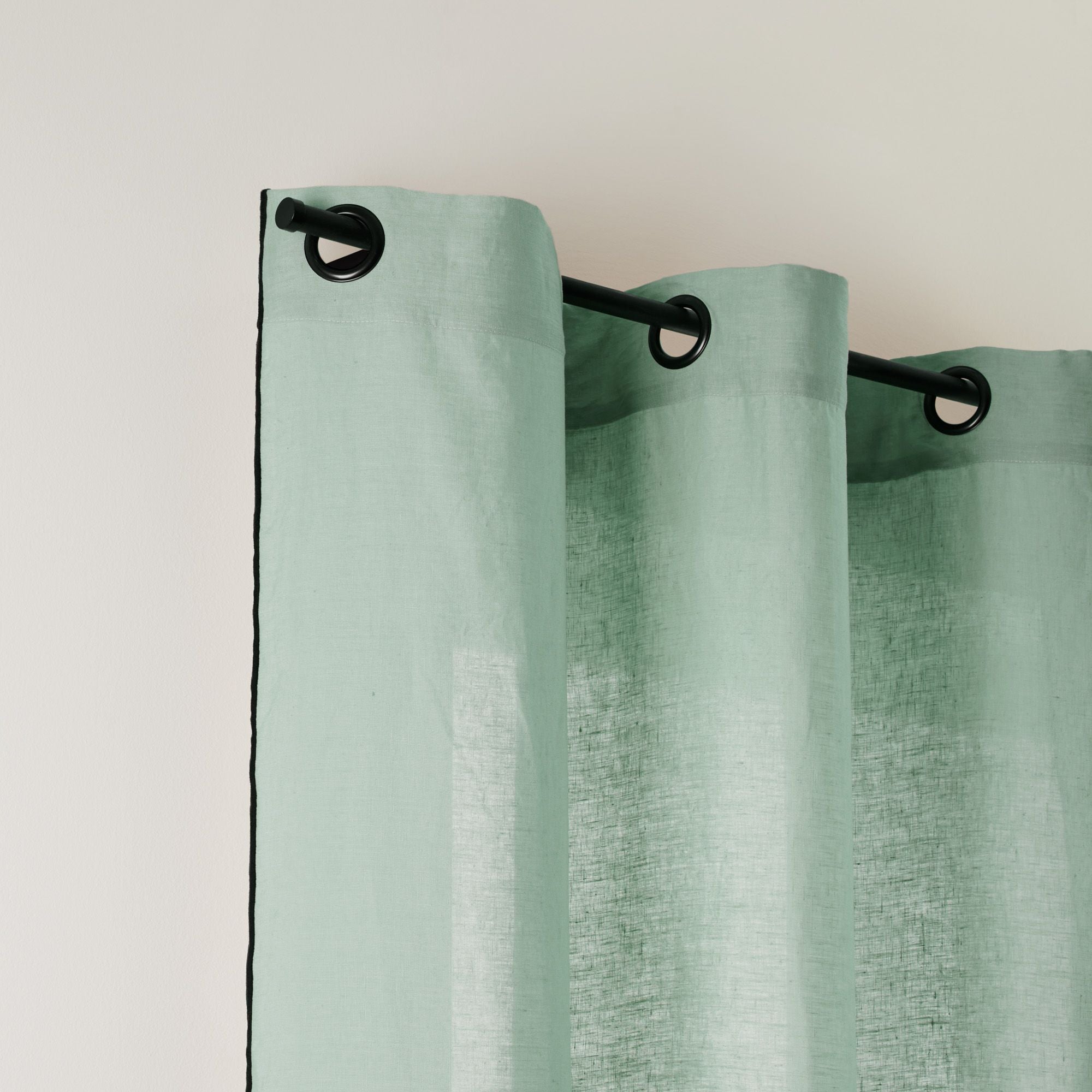 Rideau à oeillets noirs CARLINA tilleul et bourdon noir