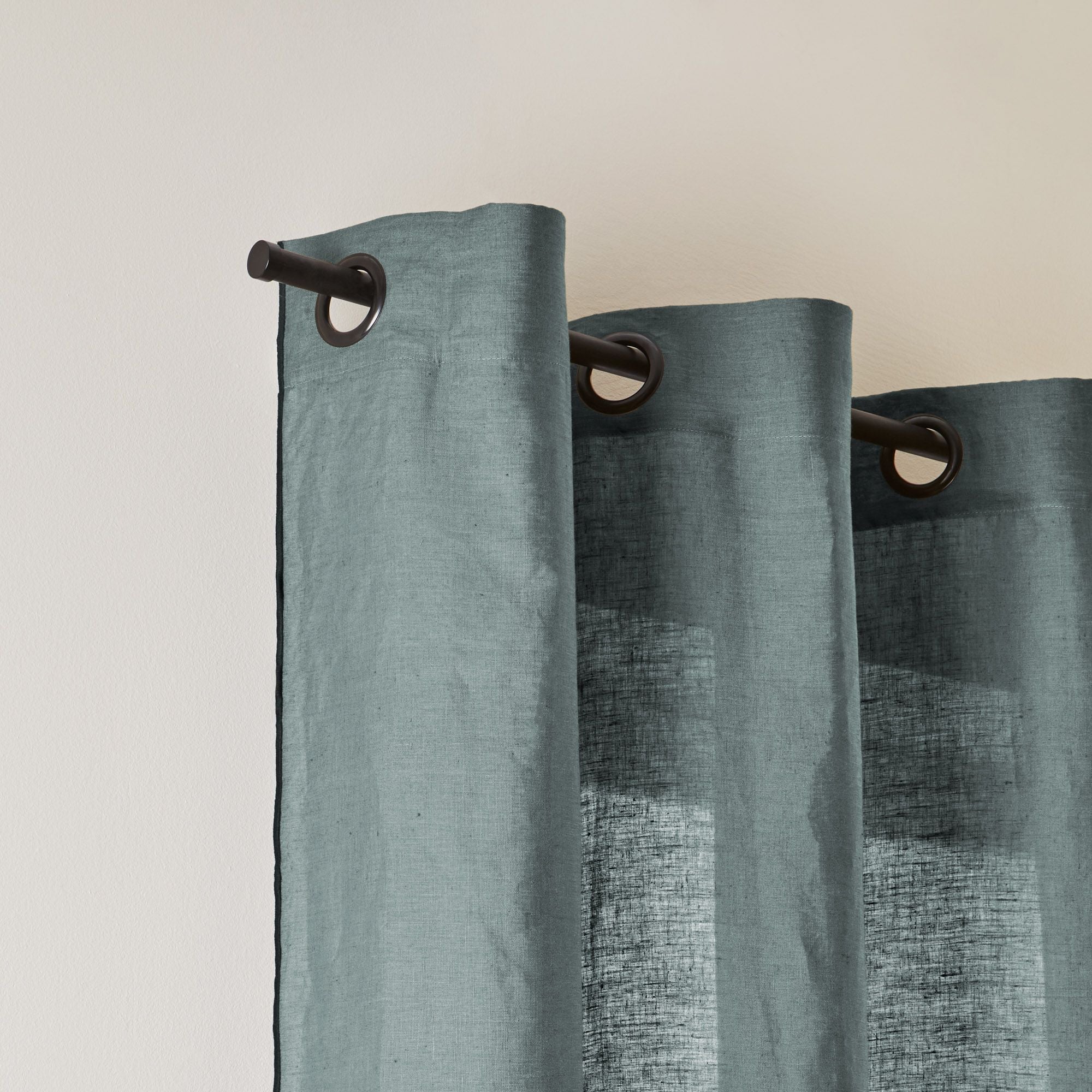 Rideau à oeillets noirs CARLINA vert de gris et bourdon noir