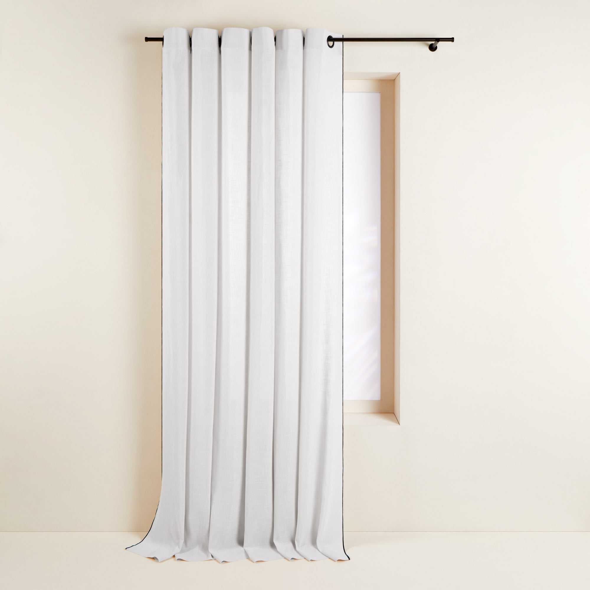 Rideau à oeillets noirs CARLINA NON FEU blanc pur et bourdon noir