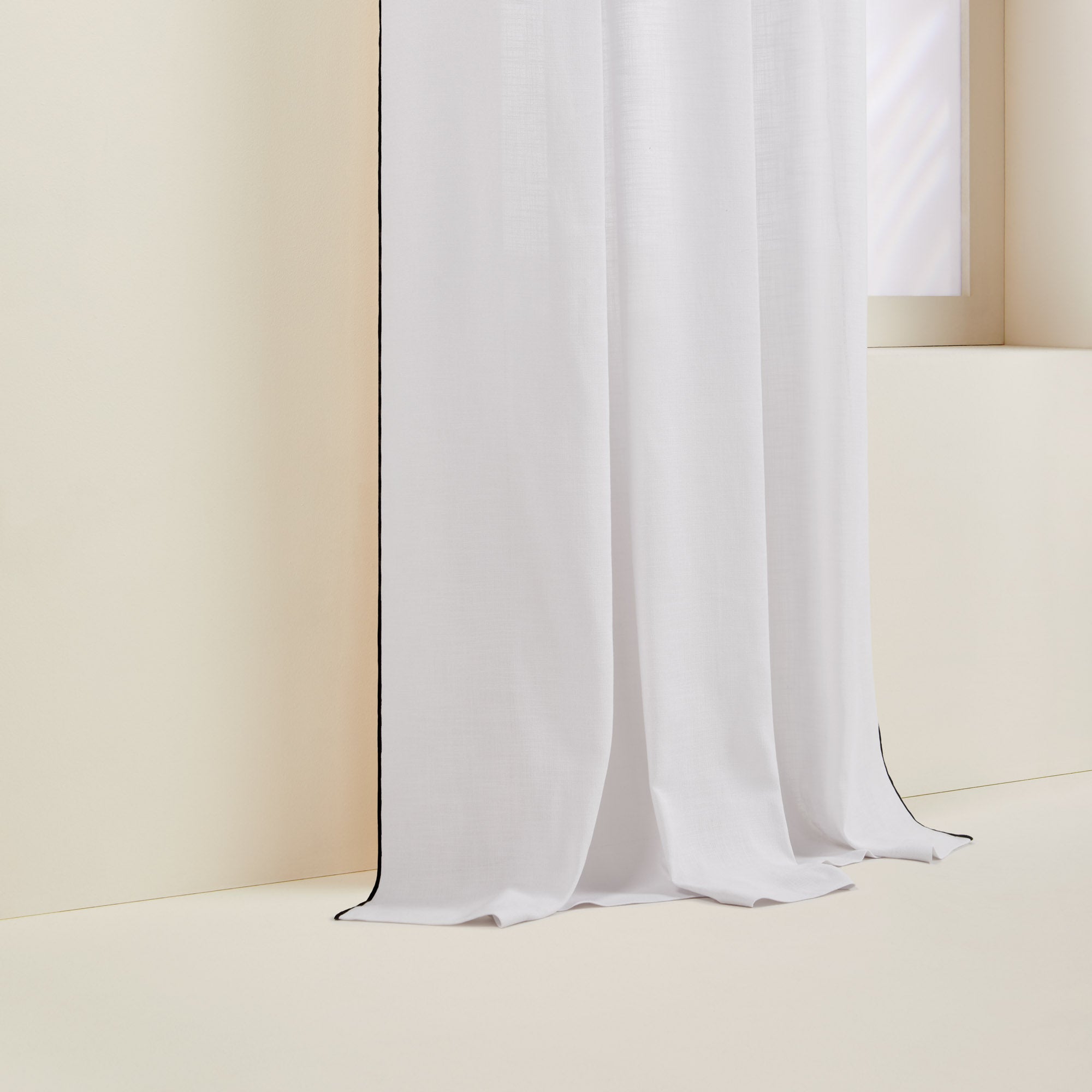 Rideau à oeillets noirs CARLINA NON FEU blanc pur et bourdon noir